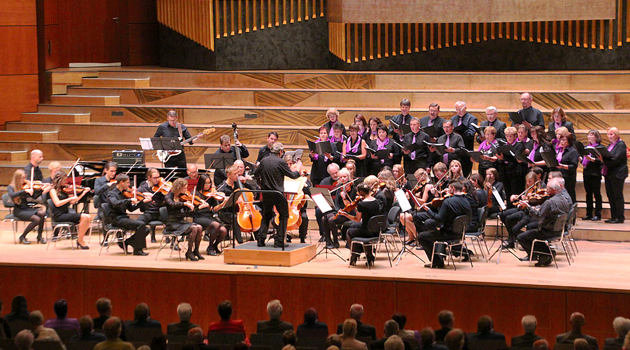 Das Neue Burgthanner Streichensemble spielt auf der Bühne der Meistersingerhalle in Nürnberg