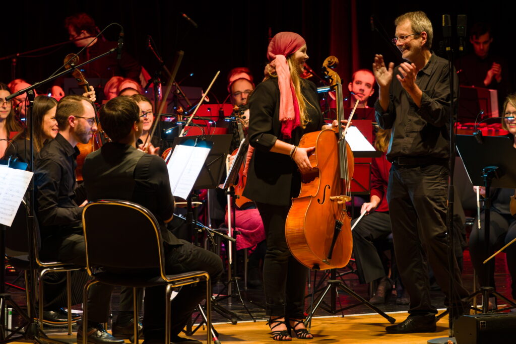Die Cello-Solistin nimmt Applaus entgegen