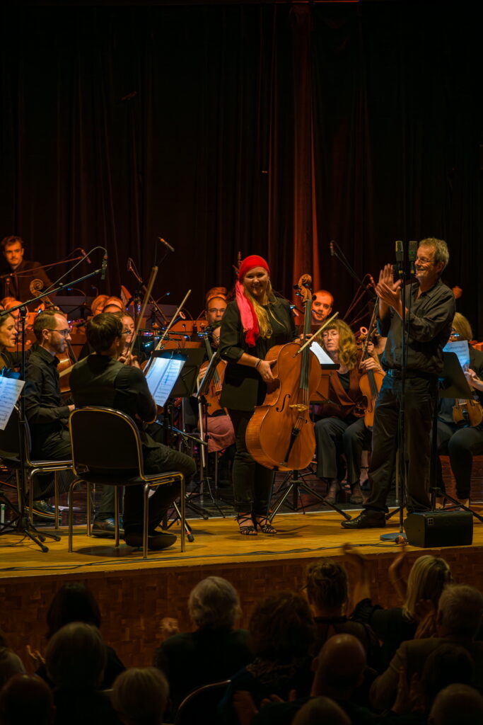 Die Cello-Solistin bekommt Applaus vom Orchester