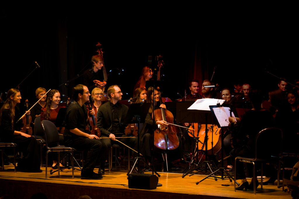Das Orchester wartet auf den Dirigenten