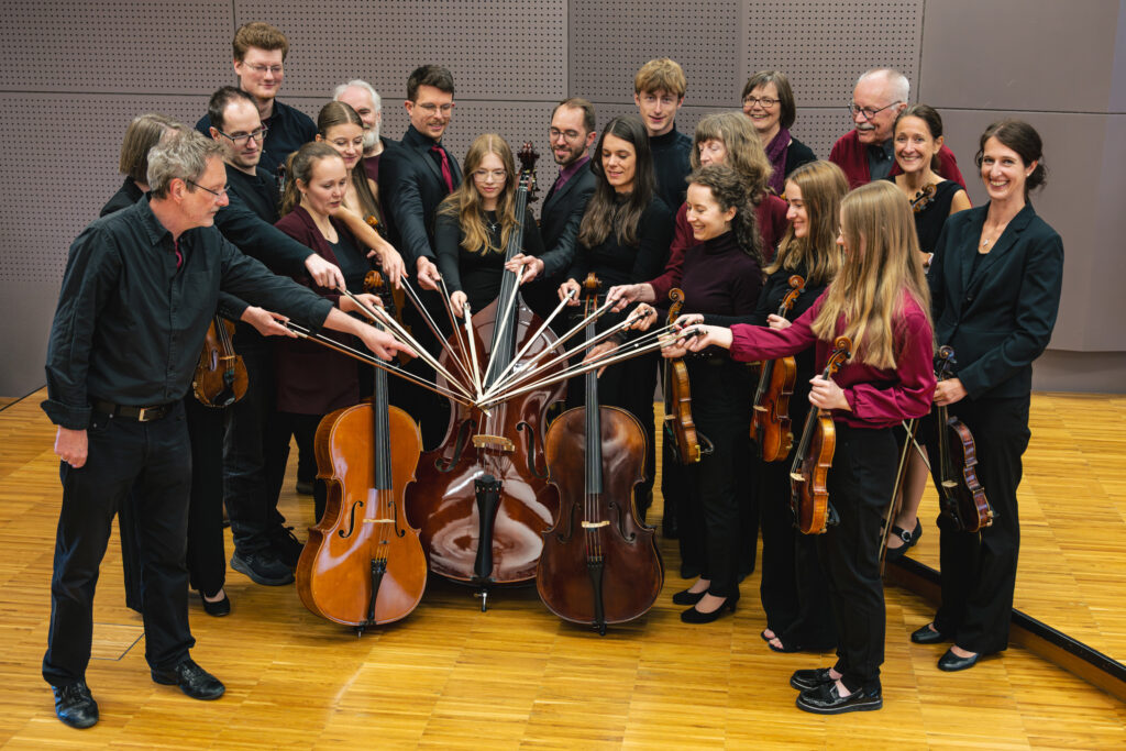 Die Musiker des neuen Burgthanner Streichensemble legen ihre Bögen zusammen
