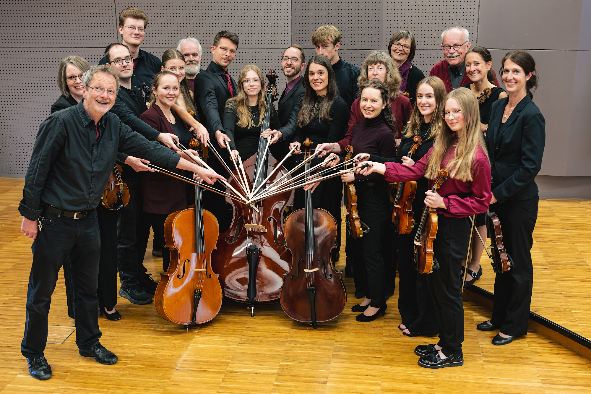 Eine Gruppe freundlicher Musiker lächelt in die Kamera