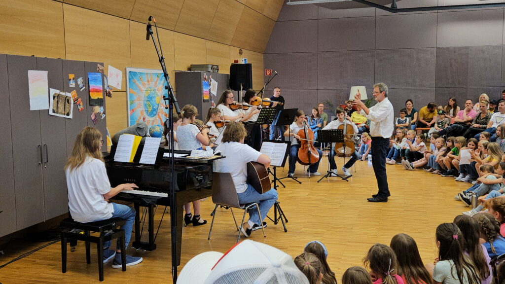Das Jugendorchester Viva Strings vor ihrem Publikum