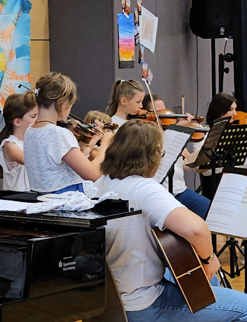 Junge und junggebliebene Mitspieler:innen des Orchesters VivaStrings