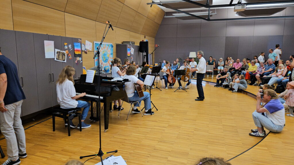 Die Musiker des Jugendorchesters VivaStrings sind eifrig am musizieren