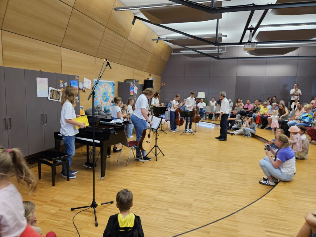 Ein begeistertes Publikum applaudiert den jungen Musikern von Viva Strings nach einem gelungenen Konzert