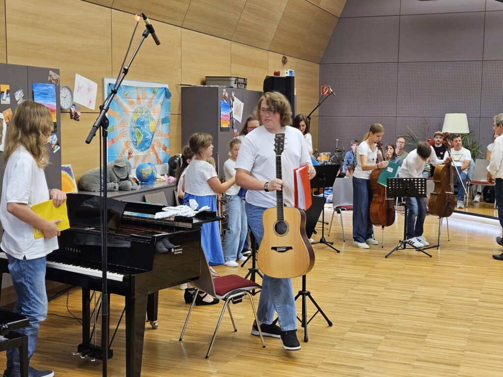 Nach dem Musizieren verlassen die jungen Musiker des Orchesters VivaStrings die Bühne