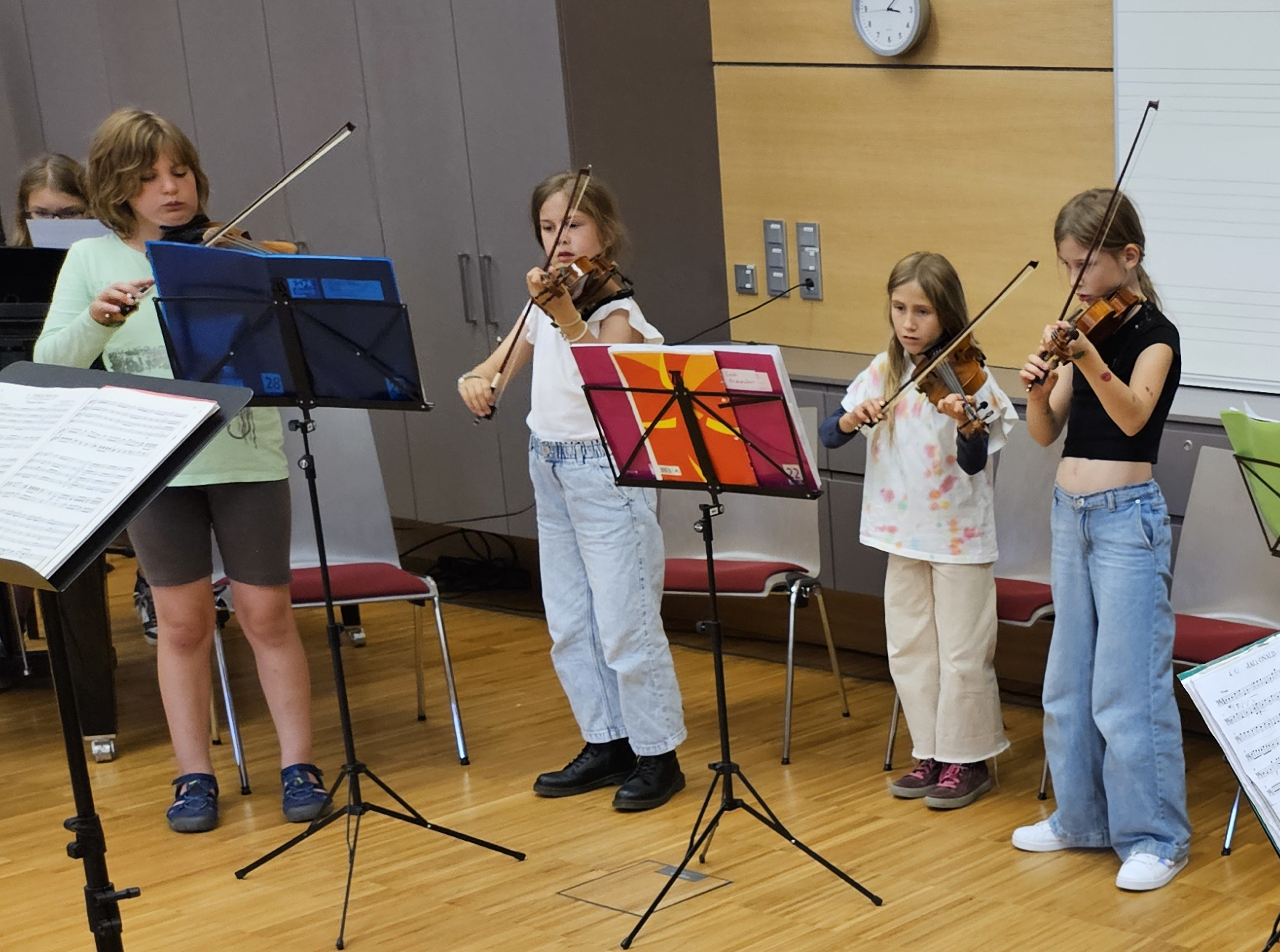 Die jüngsten Mitglieder des Nachwuchsorchesters VivaStrings spielt auf einem Konzert im Musikforum