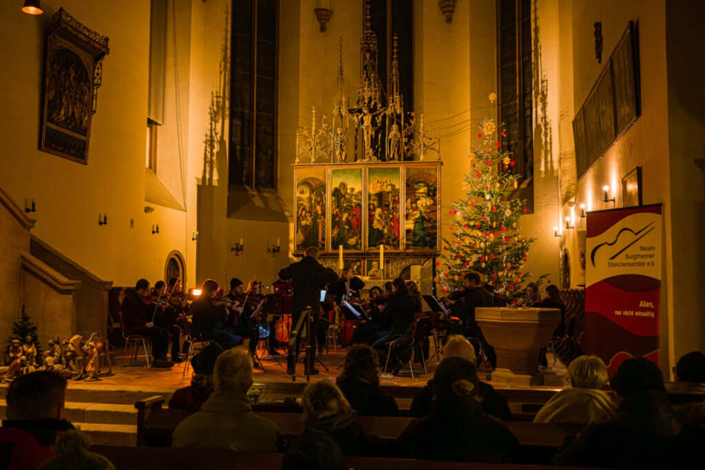 Die Musiker spielen mit Freude.