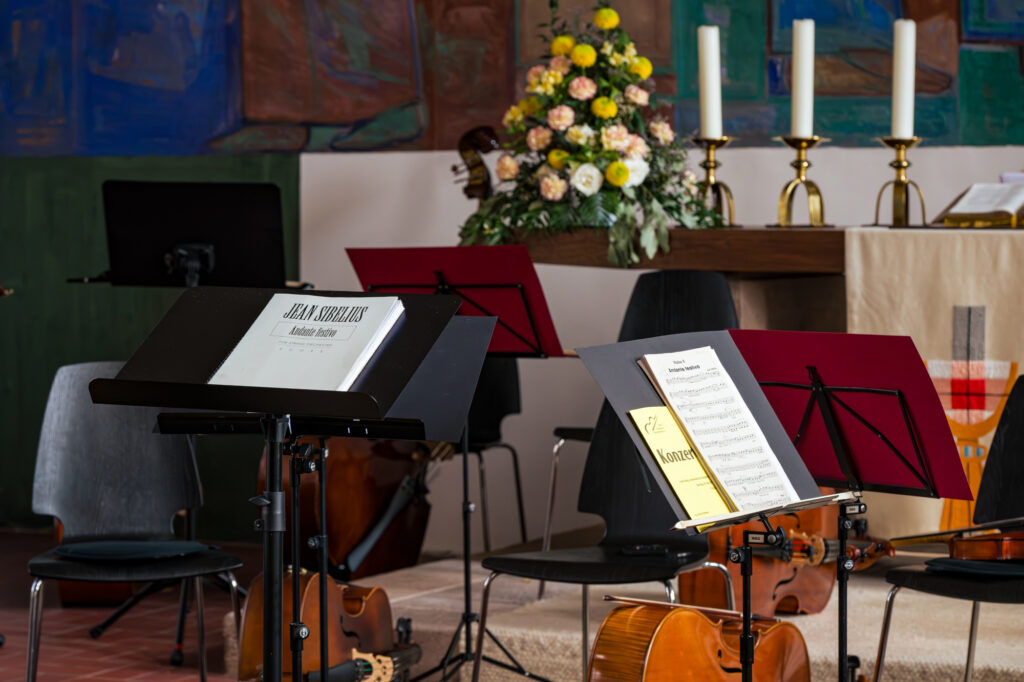 Die Instrumente warten auf ihre Musiker.